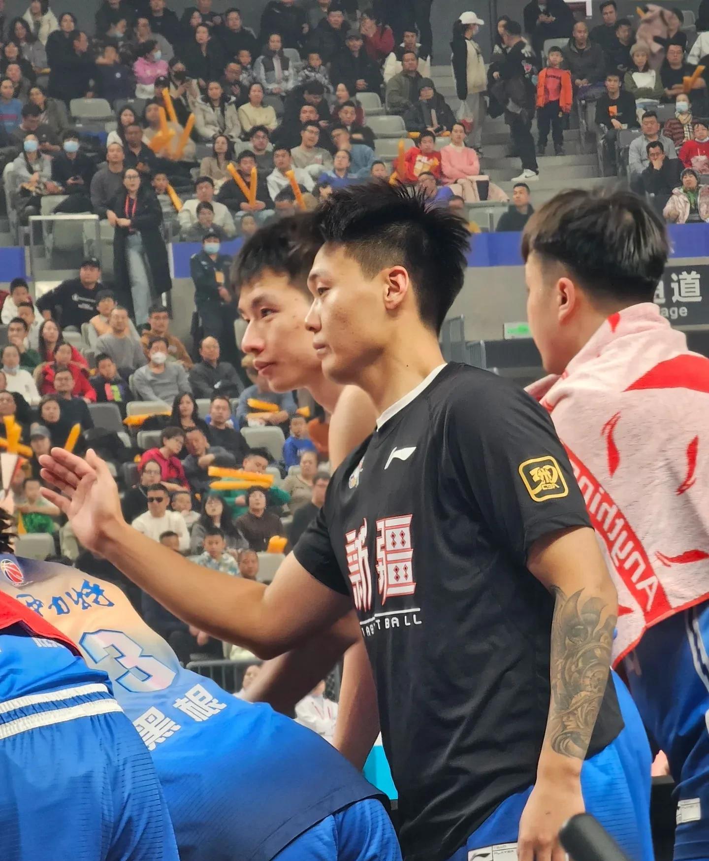 场上对决惊心动魄，球员斗志昂扬拼尽全力的简单介绍